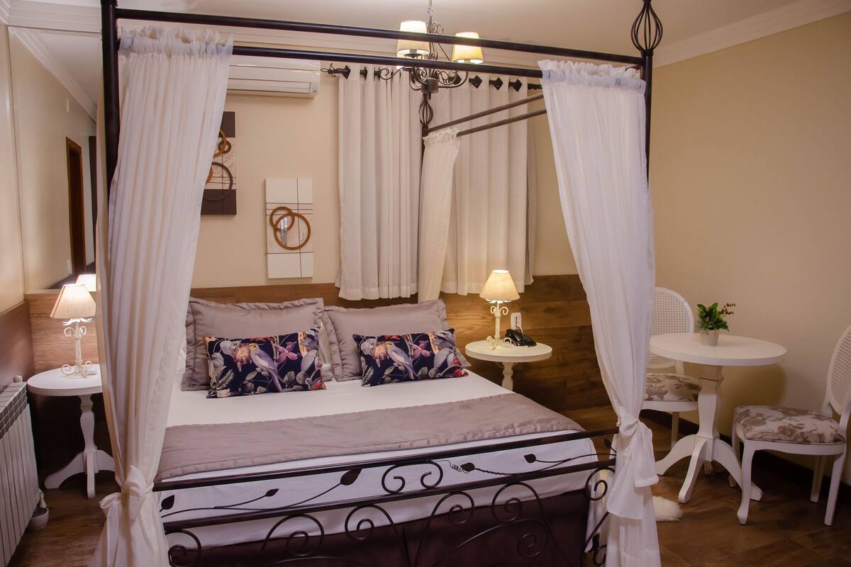 Ropa de cama de alta calidad y minibar