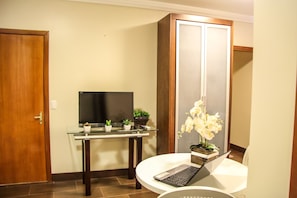 Family Suite, Jetted Tub (King) | 1 bedroom, premium bedding, minibar, in-room safe