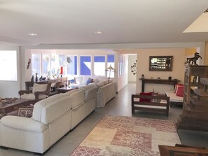 Maison | Salle de séjour | Télévision à écran plat de 46 pouces avec chaînes par câble, télévision