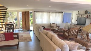 Rumah | Ruang keluarga | Televisi layar datar 46-inci dengan saluran TV kabel dan TV