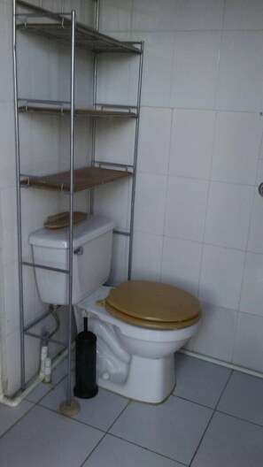 Habitación estándar | Baño | Regadera, amenidades de baño gratuitas, toallas 