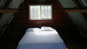 A single bed in a wooden cabin room with a window. - Le Creole Hideaway (Jacmel)