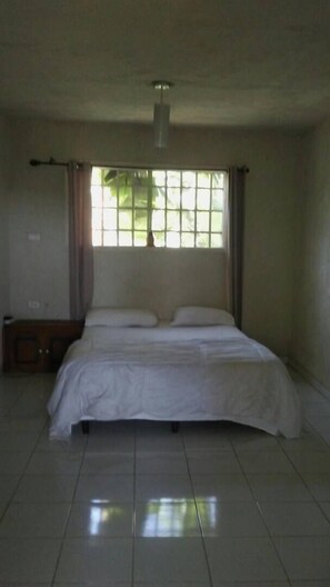 Habitación estándar | Tabla de planchar con plancha y ropa de cama 