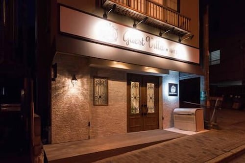 施設の正面 (日没後)