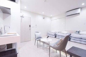 Espacio para trabajar con laptop, wifi gratis y ropa de cama 