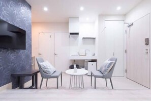 Espacio para trabajar con laptop, wifi gratis y ropa de cama 