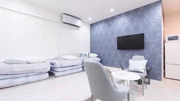 Espacio para trabajar con laptop, wifi gratis y ropa de cama