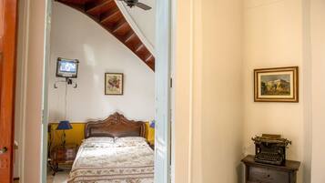 Quarto casal de uso individual, para fumantes | 1 quarto, roupas de cama premium, escrivaninha