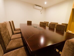 A conference room with a large wooden table and six upholstered chairs. - GreenTree Inn Suzhou North Zhongshan Road Weiye Yingchun Plaza Business Hotel (Suzhou)