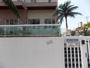 Ein Gebäude mit Balkon, einer Palme und einem Schild mit der Nummer 260.