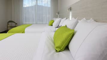 Quarto duplo superior, várias camas, vista para a cidade | Roupas de cama premium, frigobar, cofres nos quartos, escrivaninha