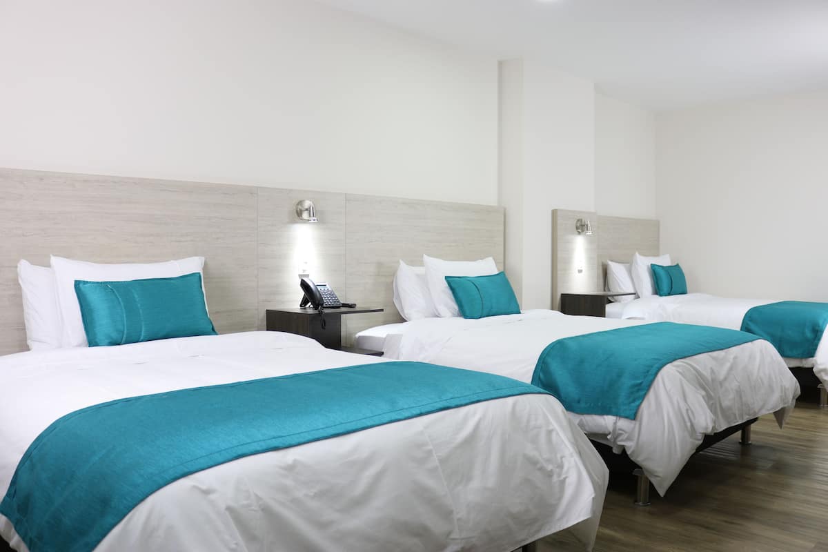 Tripla Standard, letti multipli, vista città | Biancheria da letto di alta qualità, minibar, cassaforte in camera
