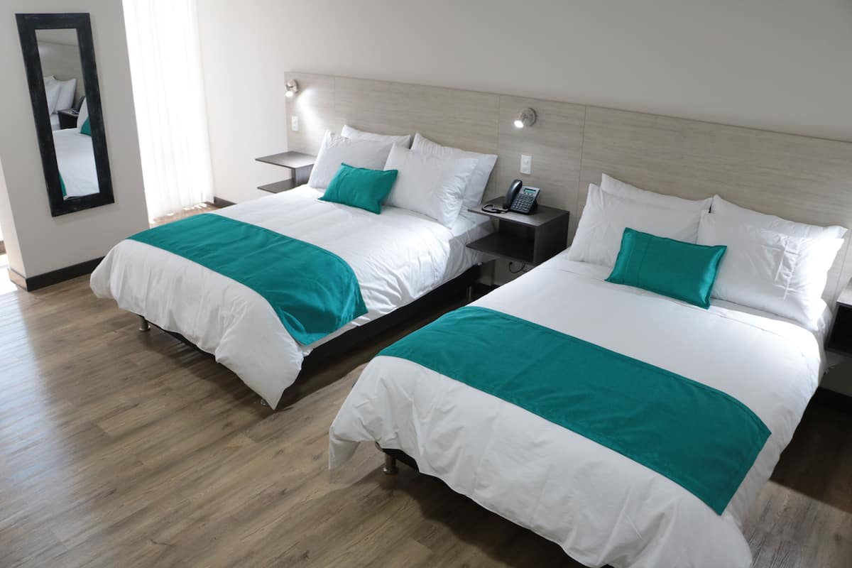 Camera Deluxe con 2 letti singoli, letti multipli, vista città | Biancheria da letto di alta qualità, minibar, cassaforte in camera