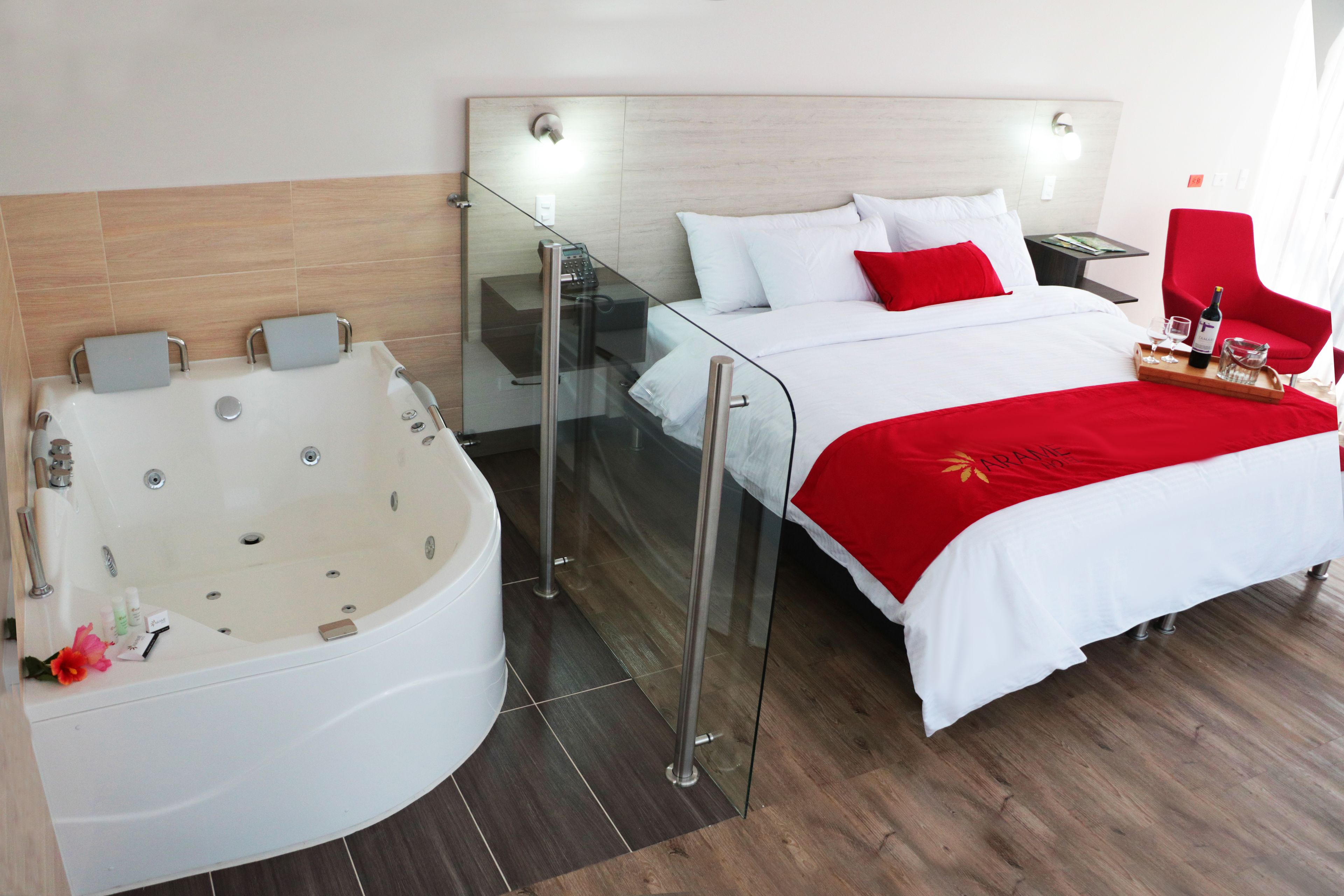 Habitación superior, 1 cama King size, hidromasaje, vista a la ciudad | Tina de hidromasaje