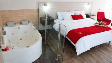 Habitación superior, 1 cama King size, hidromasaje, vista a la ciudad | Tina de hidromasaje