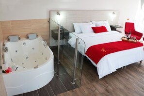 Habitación superior, 1 cama de matrimonio grande, bañera de hidromasaje, vistas a la ciudad | Bañera de hidromasaje