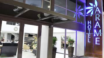 Fachada da propriedade à noite