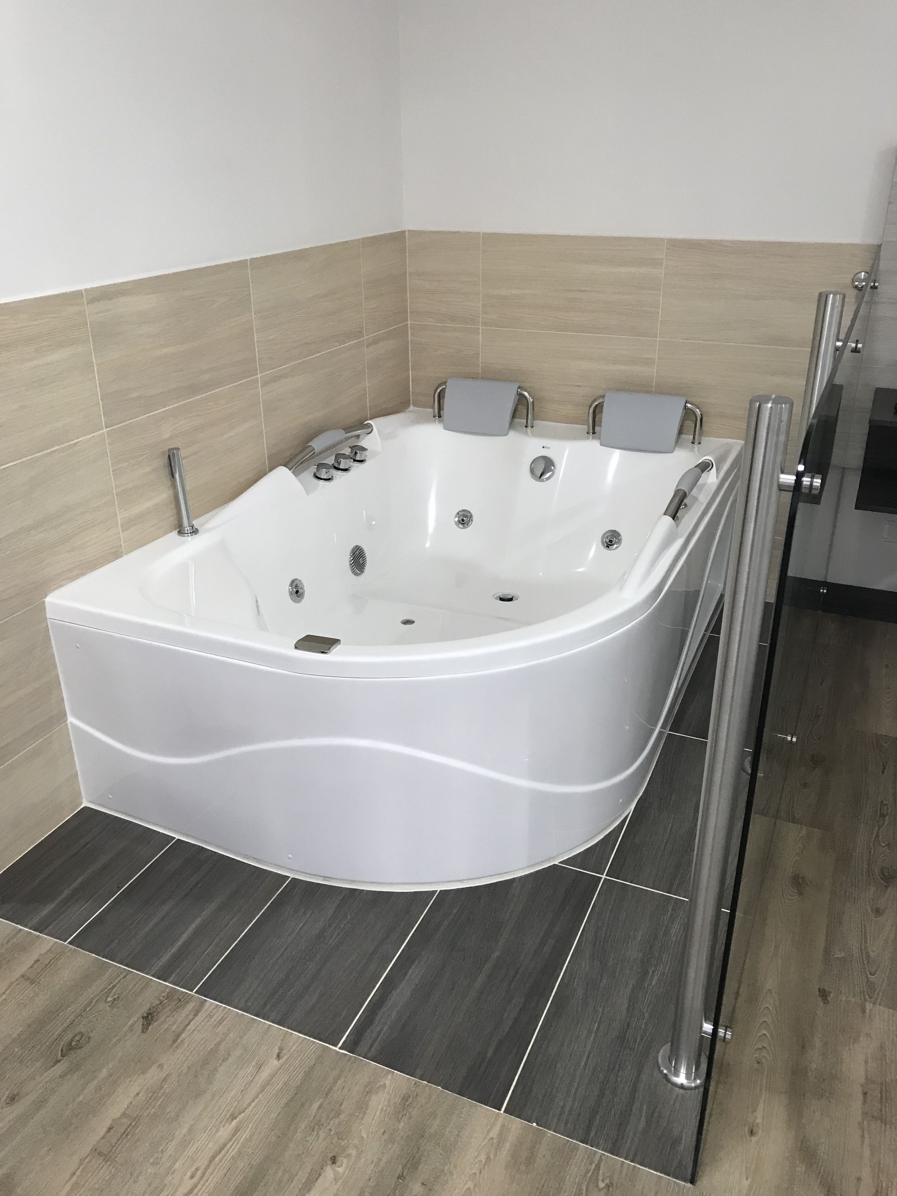 superior room, 1 king bed, jetted tub, city view | jetted bathtub