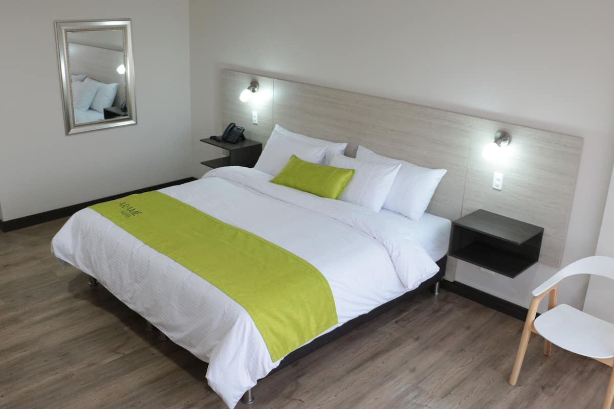 Biancheria da letto di alta qualità, minibar, cassaforte in camera