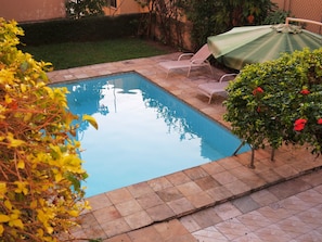 Una piscina al aire libre
