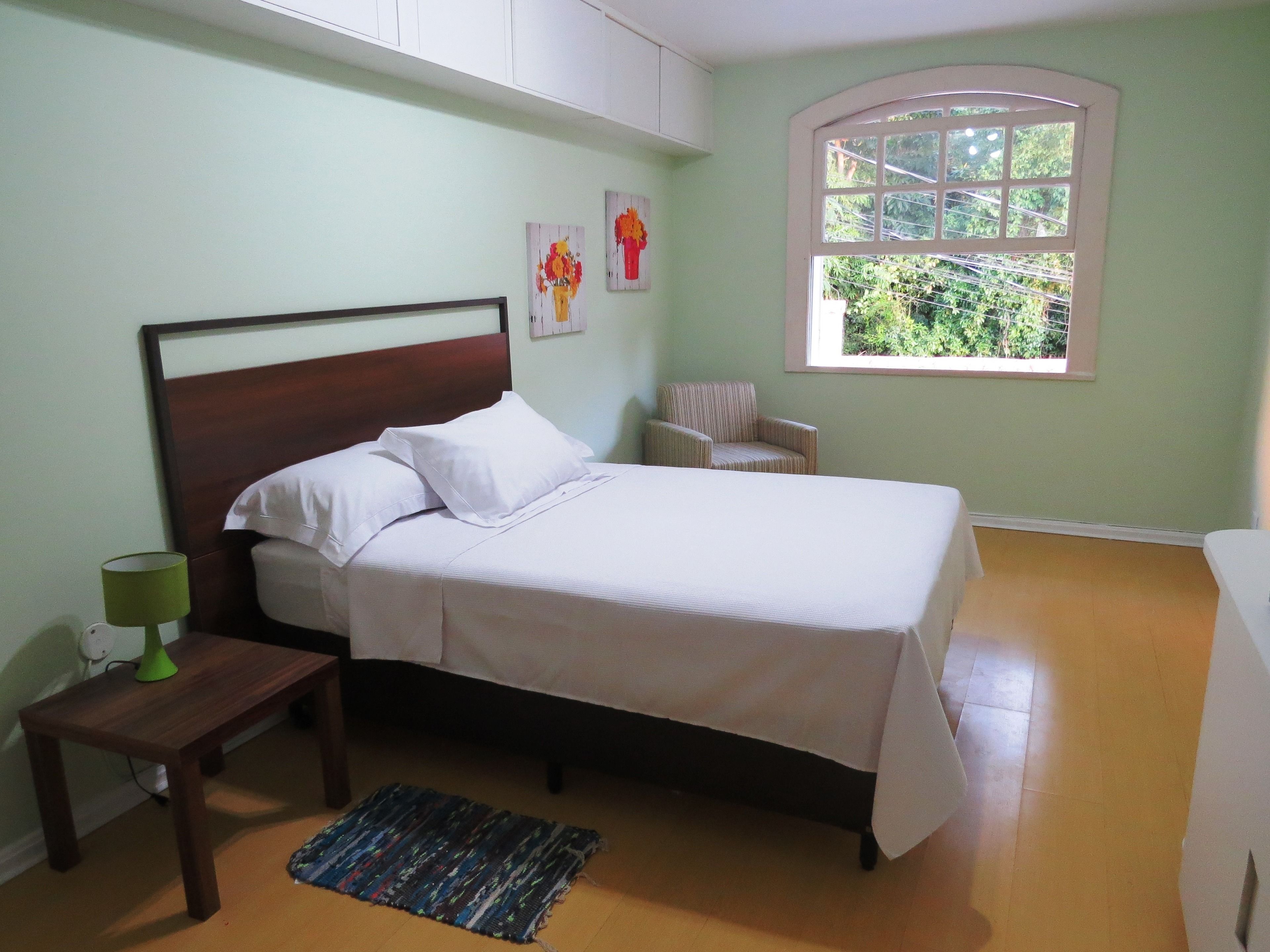 Tabla de planchar con plancha, wifi gratis y ropa de cama 