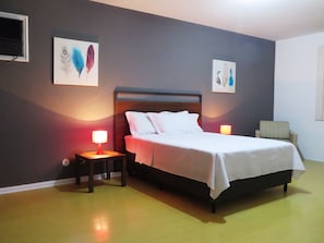 Tabla de planchar con plancha, wifi gratis y ropa de cama