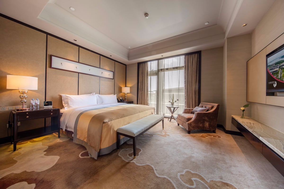 Executive suite | Luxe beddengoed, een minibar, een kluis op de kamer, een bureau