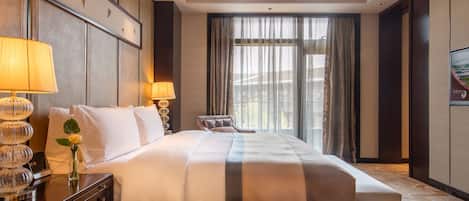 豪華景觀套房 | 高級寢具、迷你吧、房內夾萬、書桌