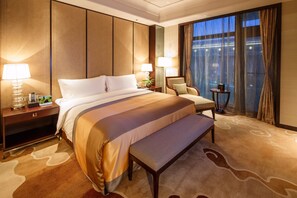 Suite superior | Ropa de cama de alta calidad, minibar, caja fuerte y escritorio