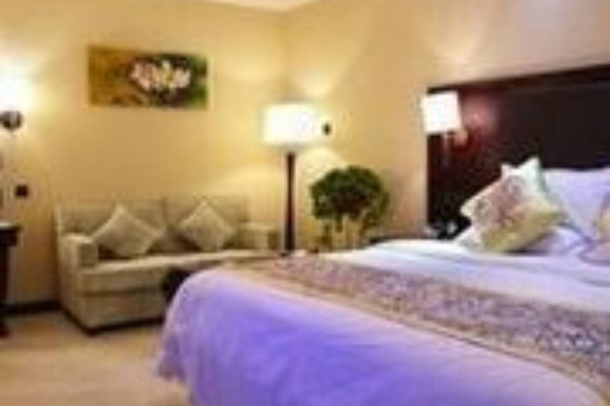 Deluxe King Room | Minibar, in-room safe, desk, blackout drapes