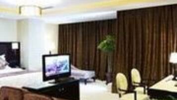 Suite Bisnis | Minibar, brankas, meja kerja, dan tirai kedap cahaya