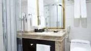 Minibar, brankas, meja kerja, dan tirai kedap cahaya