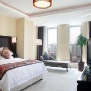 Deluxe King Room | Minibar, in-room safe, desk, blackout drapes