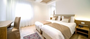 A hotel room with two beds, a desk, and a chair. - Ristorante Hotel da Tullio (Tarzo)