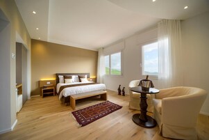 Edredons de pluma, frigobar, cofres nos quartos, escrivaninha