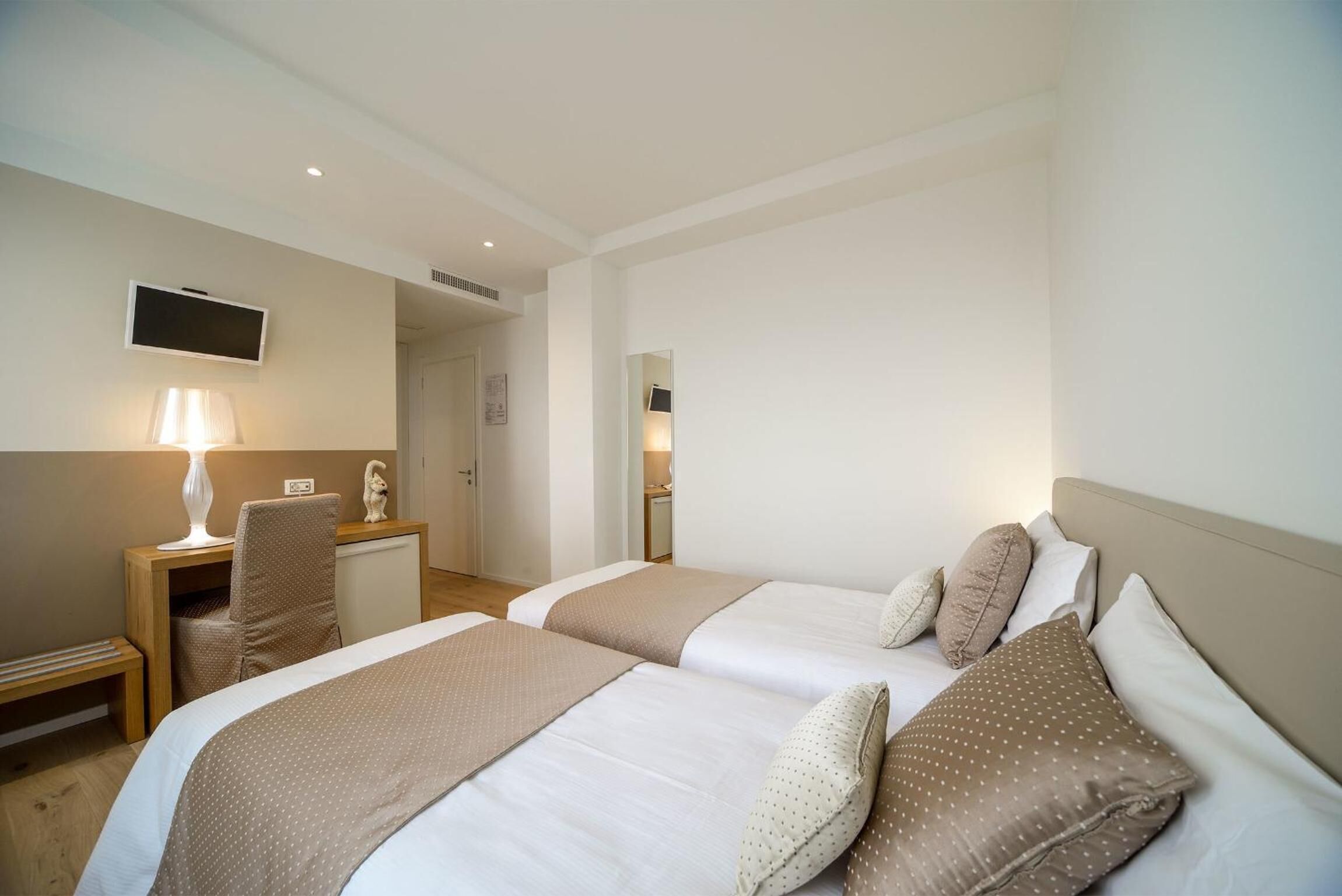 羽绒被、迷你吧、客房内保险箱、办公桌