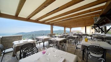 Aperto a pranzo e cena, cucina locale