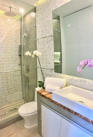 Appartamento Grand, 2 camere da letto, vista fiume | Bagno | Doccia, set di cortesia gratuito, asciugacapelli, bidet