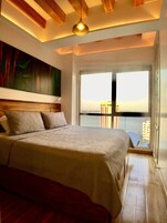 1 habitación, decoración personalizada, muebles diferentes y escritorio