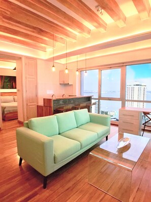Luxury Apartment, 1 Bedroom, River View | Living area | 50-inch Smart TV with digital channels, TV, Netflix - DELUXE HIGHRISE RIVER & CITY VIEW FLATS GYE (Guayaquil)