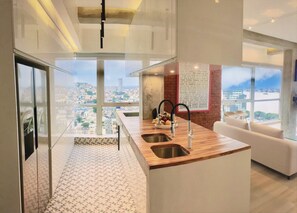 Grand Apartment, 2 Bedrooms, River View | Private kitchen | Full-sized fridge, microwave, oven, stovetop - DELUXE HIGHRISE RIVER & CITY VIEW FLATS GYE (Guayaquil)
