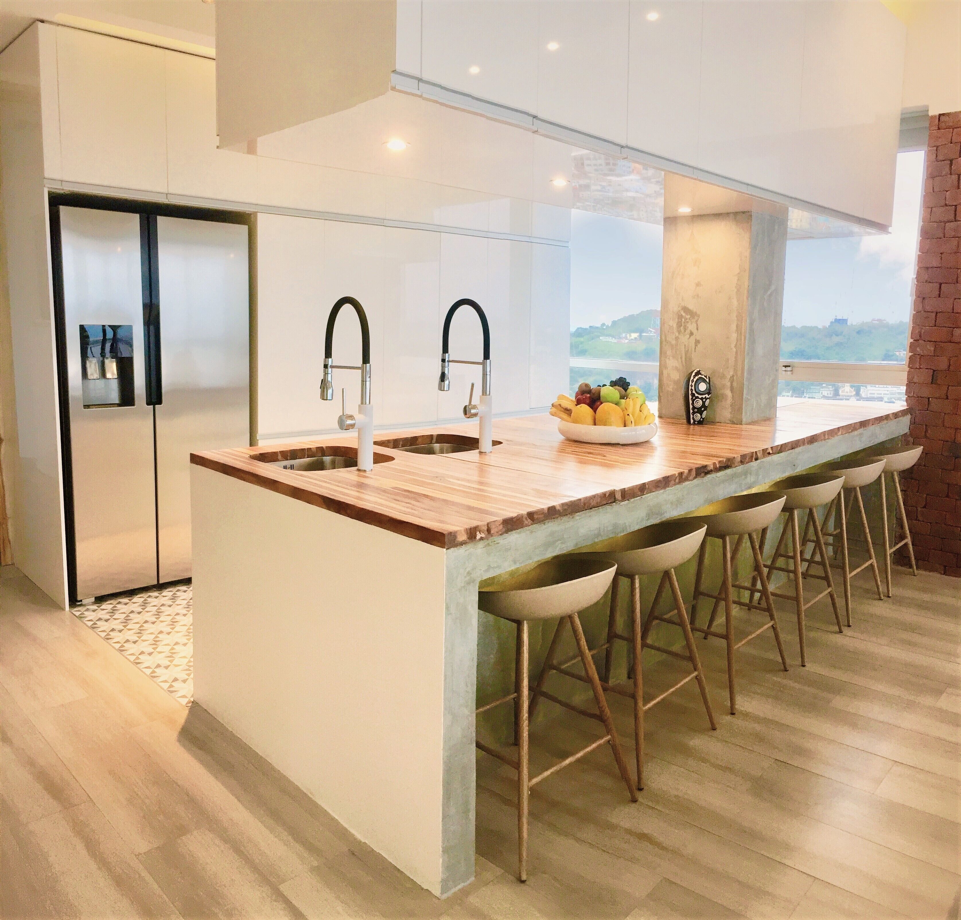 Apartament Grand, 2 dormitoris, vistes al riu | Cuina privada | Frigorífic gran, microones, forn i placa de cuina 