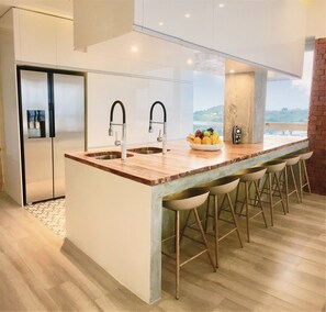 Grand Apartment, 2 Bedrooms, River View | Private kitchen | Full-size fridge, microwave, oven, stovetop - DELUXE HIGHRISE RIVER & CITY VIEW FLATS GYE (Guayaquil)