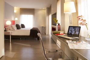 Deluxe-Apartment, 1 Queen-Bett | Businesscenter im Zimmer