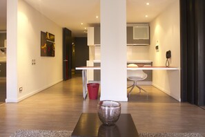 Apartamento superior, 2 habitaciones | Zona de estar | Televisión de pantalla plana de 49 pulgadas con canales por cable