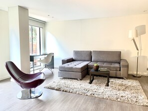 슈피리어 아파트, 침실 1개 | 거실 공간 | 케이블 채널 시청이 가능한 49인치 평면 TV, TV