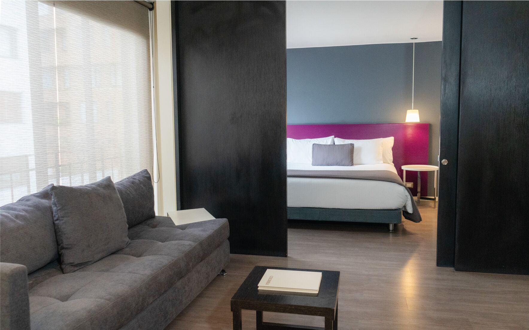 Standard-Apartment, 1 Queen-Bett | Wohnbereich | 49-Zoll-Flachbildfernseher mit Kabelempfang, Fernseher