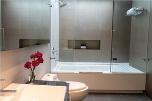 Apartamento superior, 1 quarto | Banheiro | Produtos de toalete grátis, secador de cabelo, toalhas de banho 