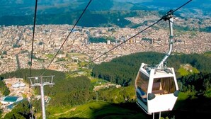 Eine Seilbahn vor einer Stadtlandschaft im Hintergrund.