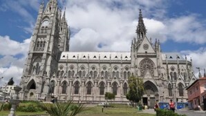 Eine große gotische Kathedrale mit aufwendigen Steinmetzarbeiten und mehreren Türmen.